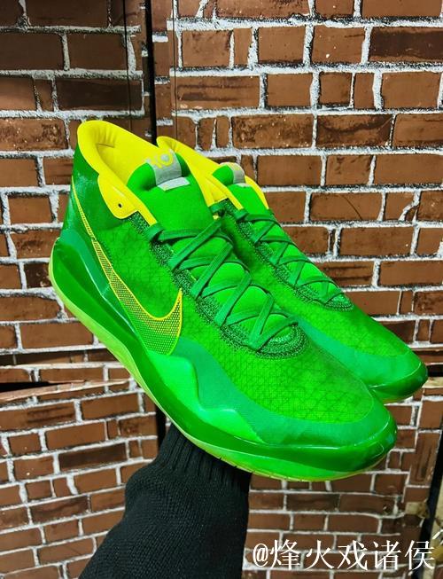 杜兰特穿着鸭绿色KD18,得到25分5篮板7助攻5盖帽 杜兰特穿着鸭绿色KD18,得到25分5篮板7助攻5盖帽