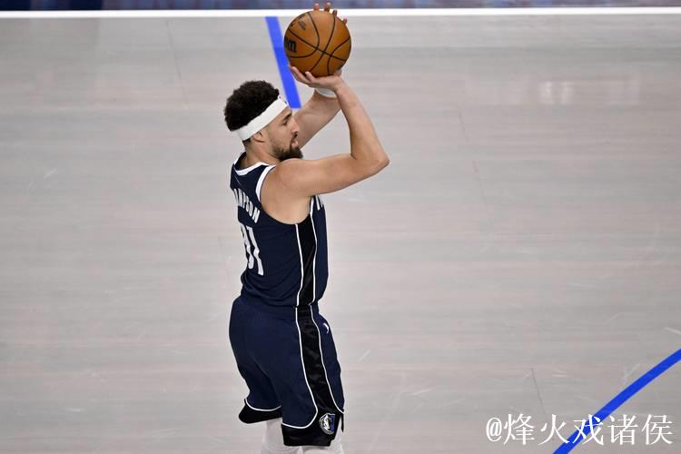 克莱-汤普森全场10中4，三分9中4得到12分2篮板1抢断